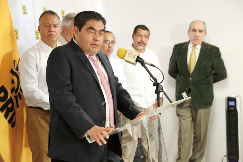 El coordinador del PRD en el Senado, Miguel Barbosa, afirma que la presidenta nacional del sol azteca, Alejandra Barrales, no tiene formación de militante, por lo que no representa sus estatutos, valores y sus ideas (LUIS CORTÉS. EL UNIVERSAL)