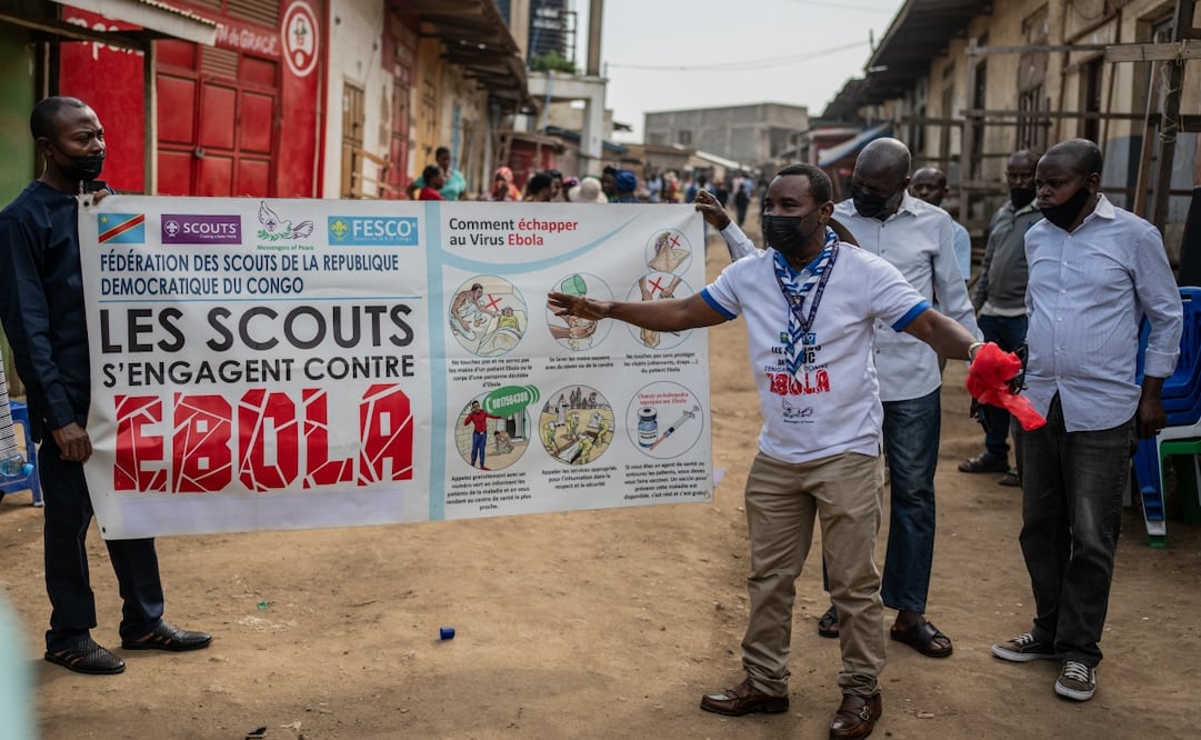 Miembros del movimiento de Scouts del Congo muestran una pancarta de concientización sobre el ébola en la República Democrática del Congo (23/05/2026). Foto: AP.