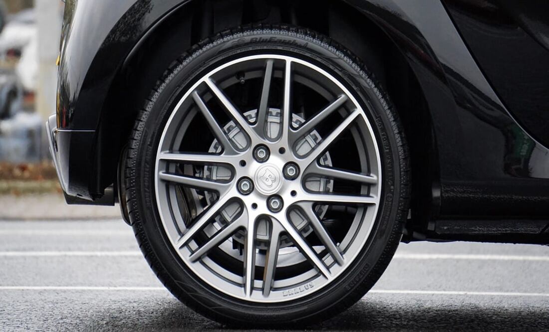 Para sacarle brillo a las llantas del auto primero debes limpiar muy bien el neumático y eliminar el polvo / Foto: Pexels