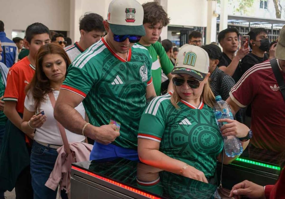 Revisión de boletos para el partido México contra Portugal causa confusión entre asistentes. Foto: Santiago Cadena / EL UNIVERSAL