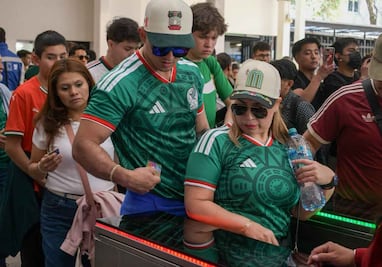 FOTOS Revisión de boletos para partido México vs Portugal causa confusión entre usuarios del Tren Ligero; provoca tumultos en torniquetes