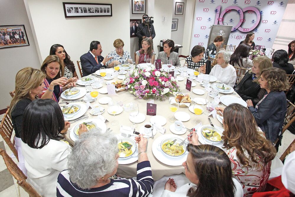 Sarita Zabludovsky, Beatriz Mojica, Claudia Pavlovich, Margarita Zavala, la señora Perla Díaz de Ealy, el Licenciado Juan Francisco Ealy Ortiz; Margarita Luna, Mónica González, Rosario Robles, Magdalena Carral, Elena Poniatowska, Rosaura Ruiz y Norma Piña