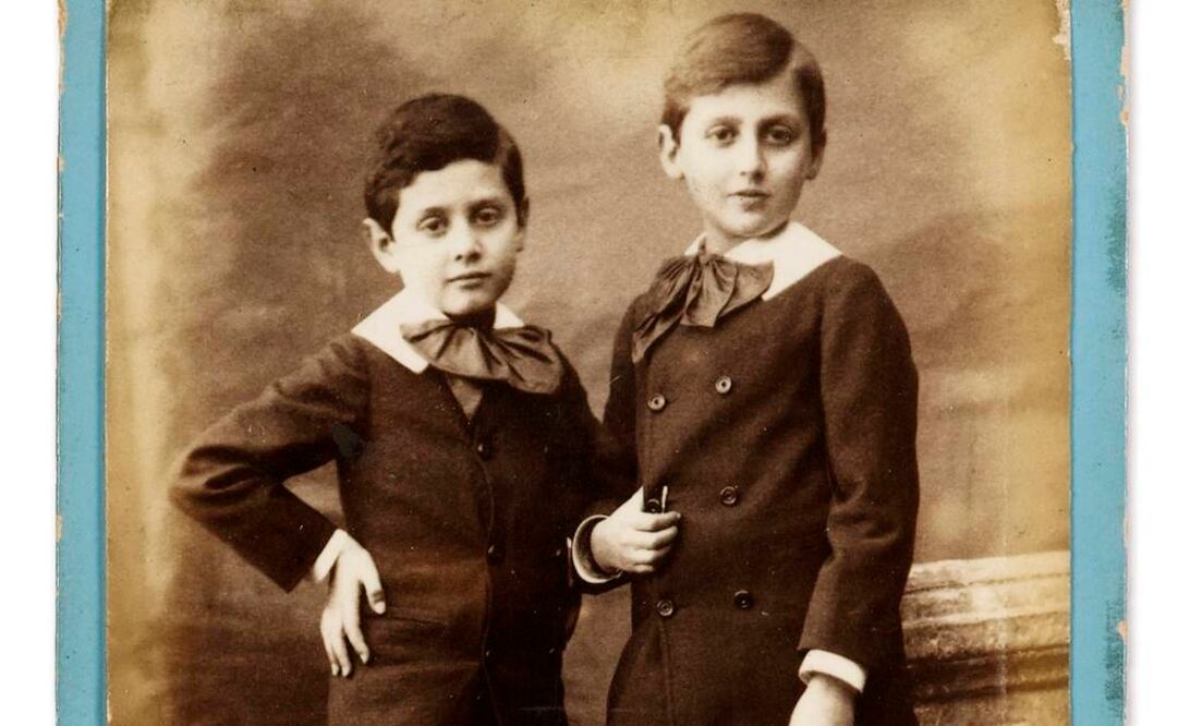 Entre las fotos figuran retratos de los diferentes miembros de su familia, de él mismo, desde los once años, y de sus amigos más queridos. FOTO: EFE.