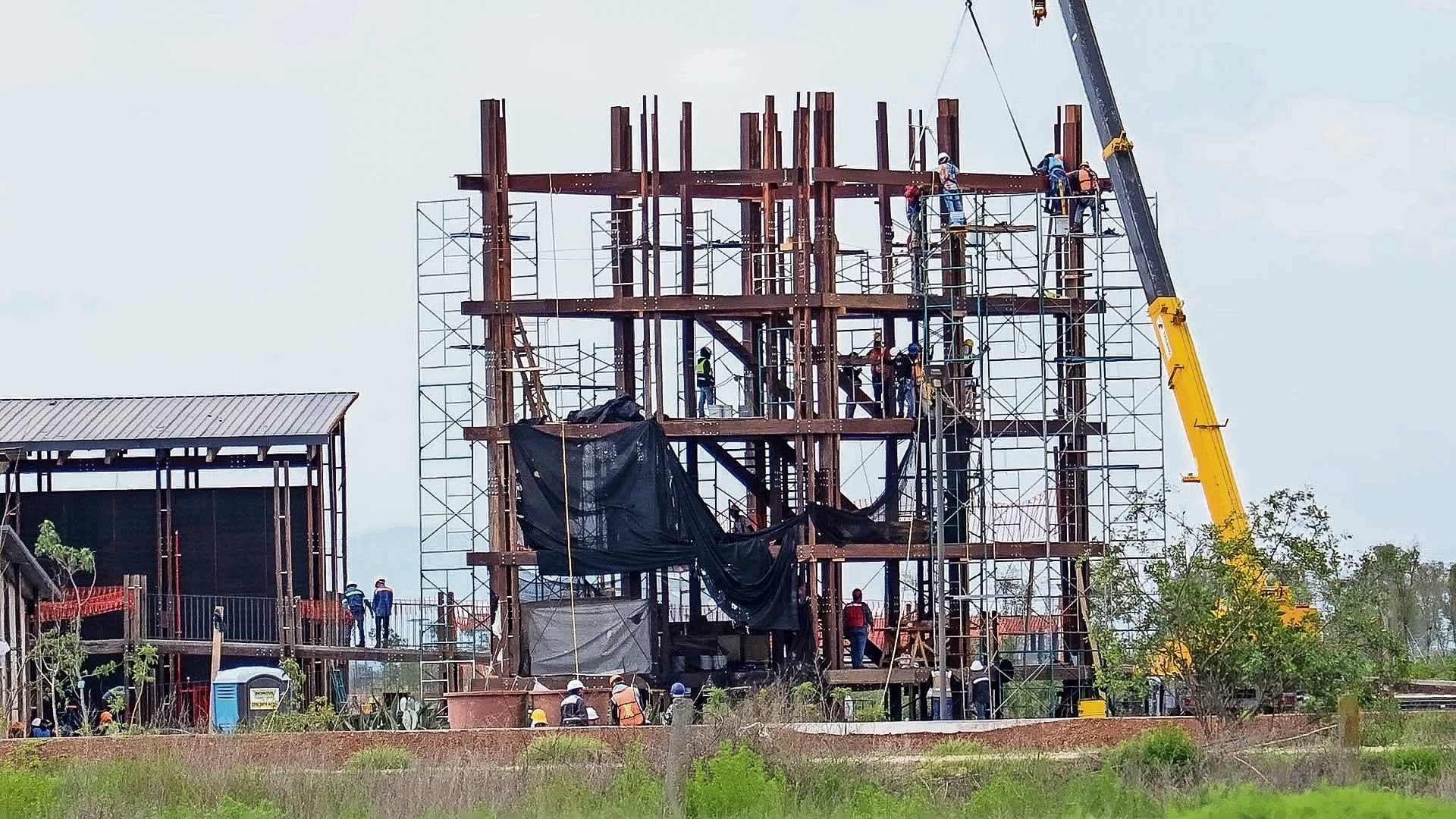 Han pasado seis años y el proyecto ecológico Lago de Texcoco, con el que se dijo que se ahorrarían 100 mil millones de pesos, no ha concluido sus obras. Foto: Diego Prado