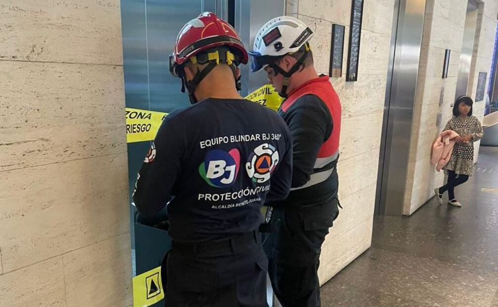 Tras la falla, personal de Protección Civil de la alcaldía Benito Juárez acudió a la emergencia y rescató a los lesionados. Foto: Especial.