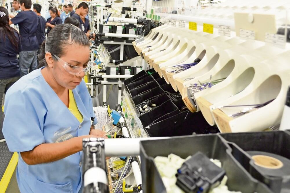 De acuerdo con la Conasami, el crecimiento del empleo en estados fronterizos ha superado al nacional, pese al estallamiento de huelgas al inicio de año. (ARCHIVO EL UNIVERSAL)