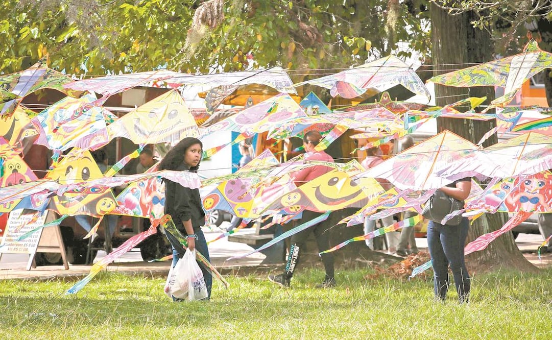 Un puesto de venta de cometas en la Plaza Internacional, frontera con Brasil, en Rivera, Uruguay. Según la OPS, este país, así como Paraguay y Cuba están experimentando brotes de mayor magnitud que los que enfrentaron en 2020. Foto: Raúl Martínez/ EFE.