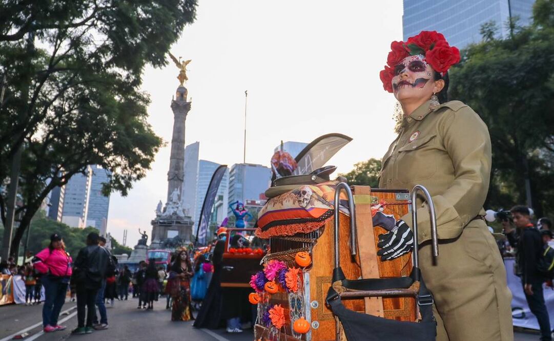 Capitalinos llegan a Paseo de la Reforma para presenciar la Mega procesión de Catrinas 2024 / Foto: Axel Sánchez. EL UNIVERSAL