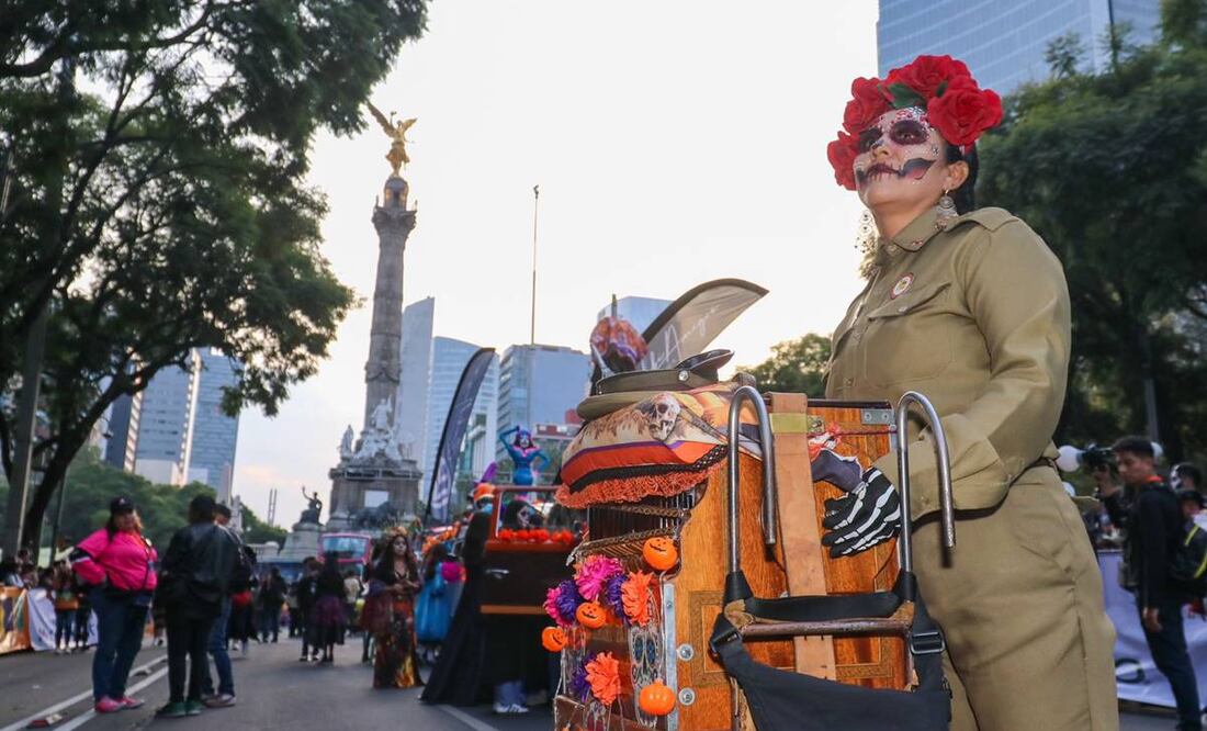 Capitalinos llegan a Paseo de la Reforma para presenciar la Mega procesión de Catrinas 2024 / Foto: Axel Sánchez. EL UNIVERSAL