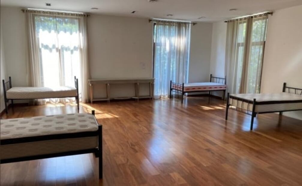 Así se van transformando Los Pinos para acoger a médicos