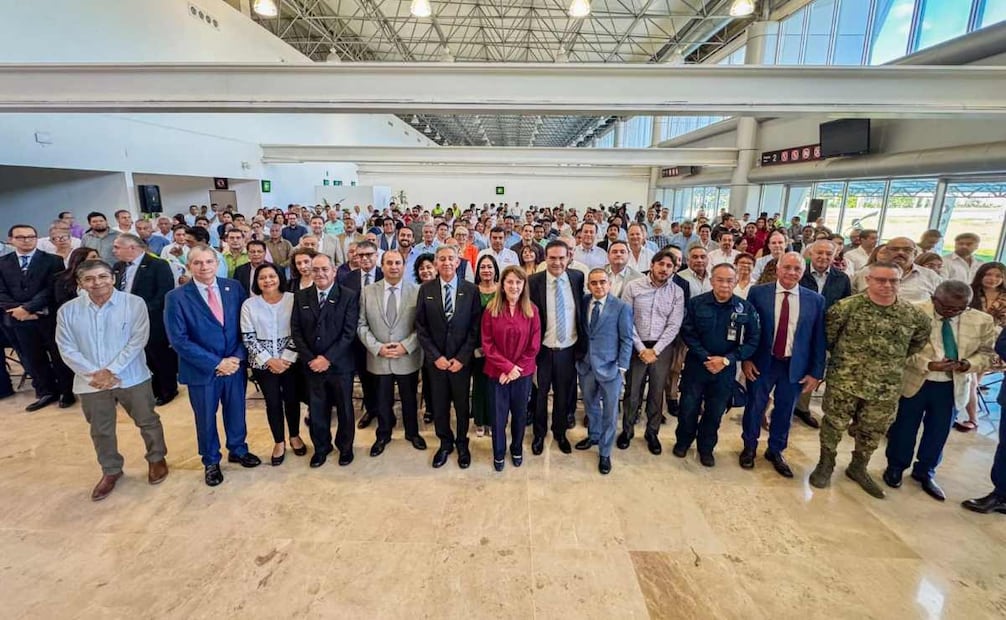 En el evento estucieron presentes Germán Martínez Solís, integrante del Consejo de Administración de Transcancun, y el vicealmirante Lucio Fernando León, director general del Aeropuerto Internacional de Cuernavaca. Foto: X (@margarita_gs)