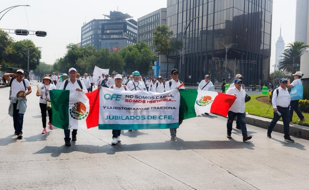 Jubilados de la CFE marcha sobre Paseo de la Reforma. Foto: especial