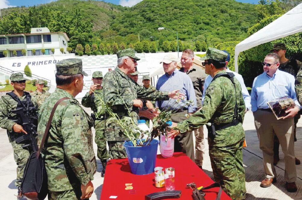 Los funcionarios federales mexicanos y estadounidenses recorrieron en helicóptero el municipio de Tlapa, Guerrero. FOTO: SEDENA