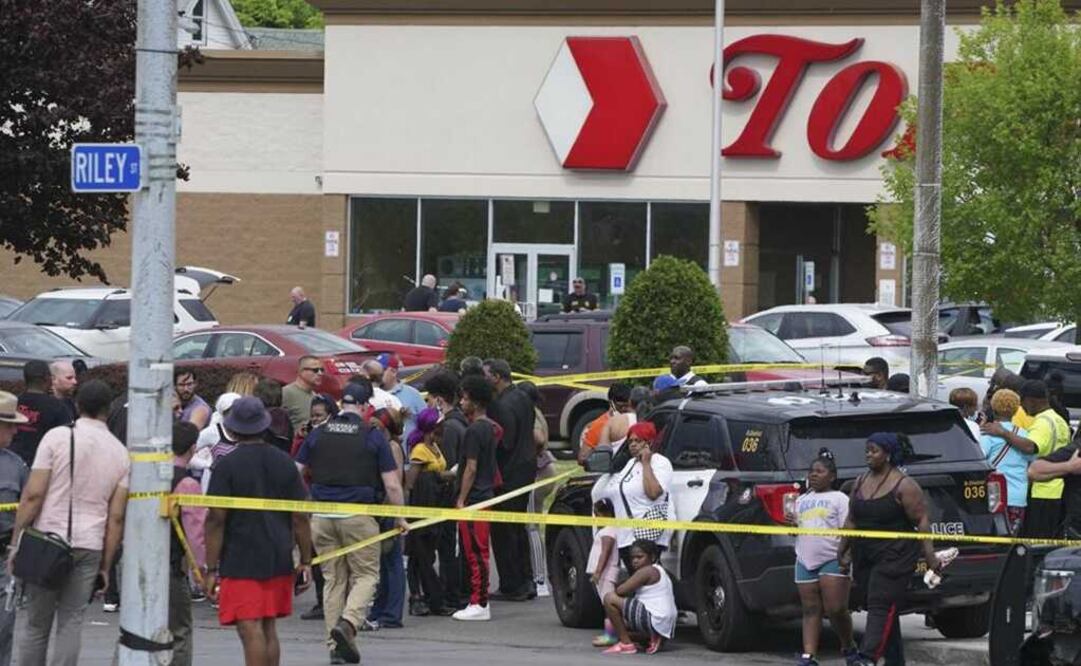 La policía asegura un perímetro después de un tiroteo en un supermercado. Foto: AP 