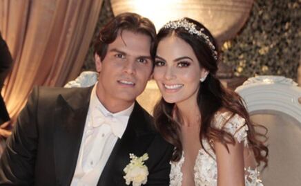 Ximena Navarrete y su esposo saludan al Papa