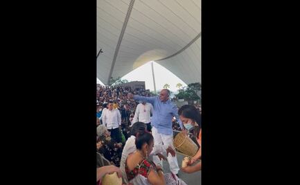 Reaparece Salvador Cienfuegos en festejos de la Guelaguetza en Oaxaca; regaló tlayudas y tostadas