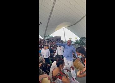 Reaparece Salvador Cienfuegos en festejos de la Guelaguetza en Oaxaca; regaló tlayudas y tostadas