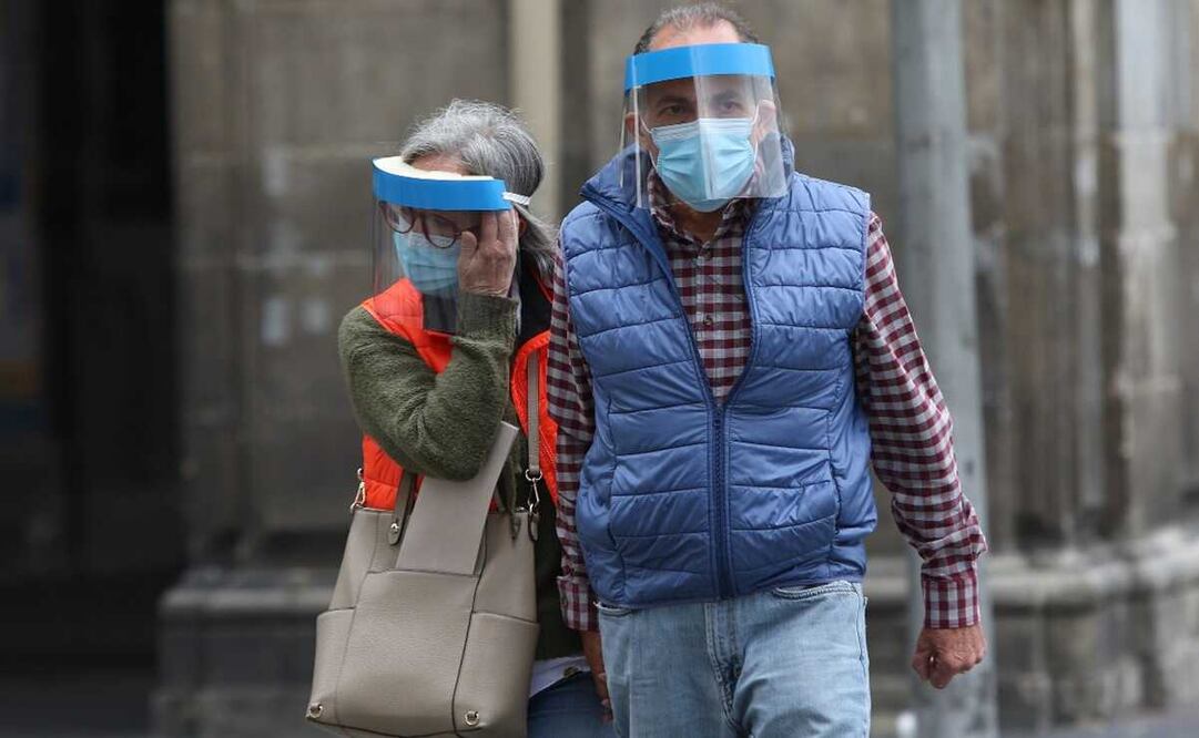 Pareja camina por el centro de la Ciudad de México. Foto: El Universal/ Carlos Mejía, archivo