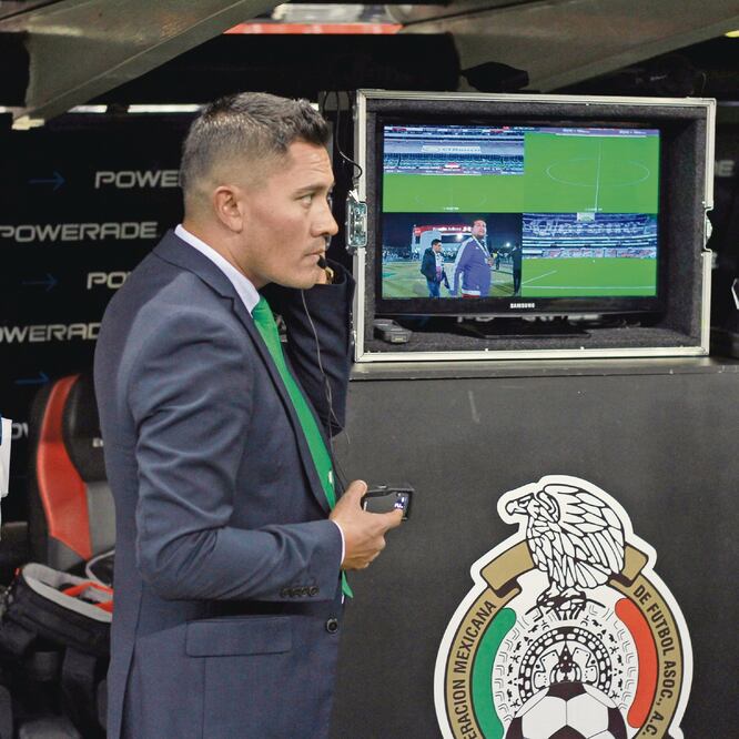 La revisión de la jugada en cabina sólo es un apoyo para el árbitro. RAFAEL VADILLO. IMAGO7