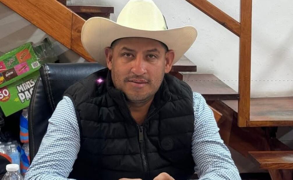 Regidor Benito N. es captado mientras dispara con dos armas de fuego (19/11/2025). Foto: Especial