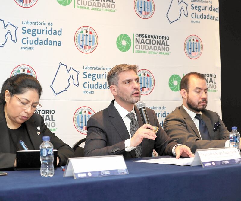 Maribel Cervantes, secretaria de Seguridad del Estado de México, Francisco Rivas Rodríguez, director General del Observatorio en la entidad, y Leonel Fernández, coordinador del estudio, al presentar el reporte anual 2019 del Laboratorio de Seguridad Ciuda