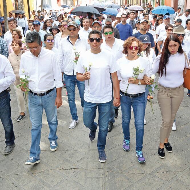 Integrantes de diversos colegios de profesionistas, estudiantes y familiares de Gerardo Demián, durante la marcha. ESPECIAL