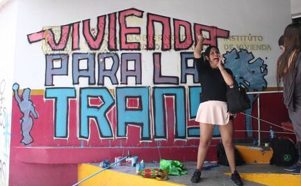 "No más albergues, queremos vivienda"; personas trans en situación de calle protestan afuera del INVI de CDMX