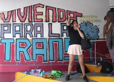 "No más albergues, queremos vivienda"; personas trans en situación de calle protestan afuera del INVI de CDMX