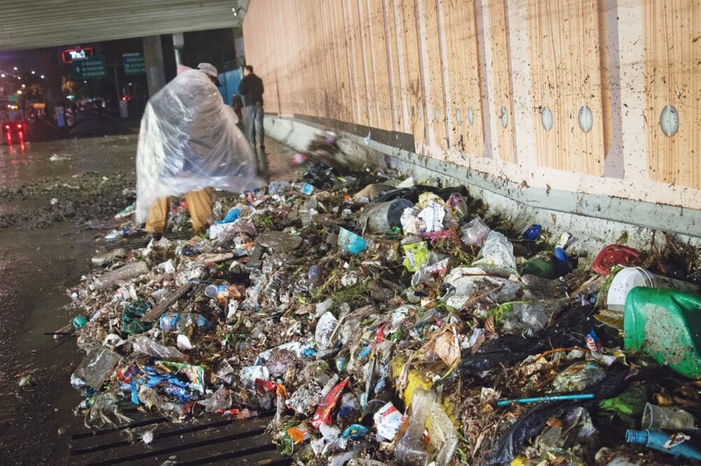 Trabajadores del gobierno limpiaban ayer la basura que provocó la inundación en el desnivel de la avenida San Antonio, al cruce con Periférico (SIMÓN SÁNCHEZ. CUARTOSCURO)