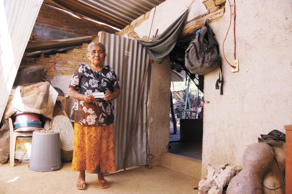 A Otilia Solano, de Huaxpaltepec, le entregaron un folio de la Sedatu, pero la ayuda nunca llegó. A sus 65 años lleva un año viviendo en una casa en ruinas. Foto: EDWIN HERNÁNDEZ. EL UNIVERSAL