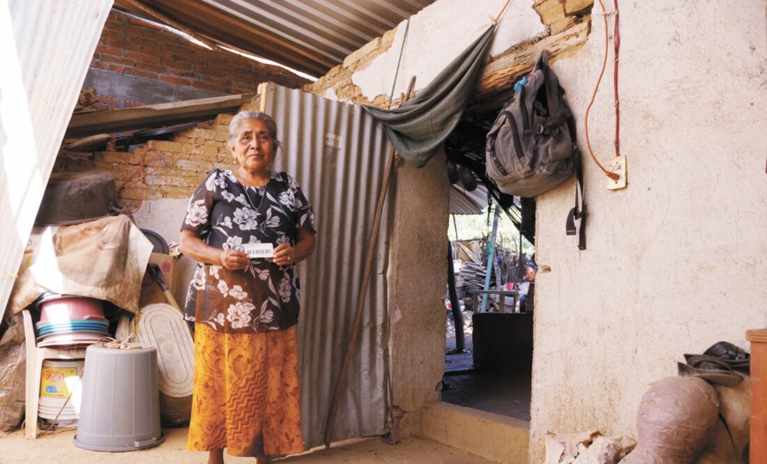 A Otilia Solano, de Huaxpaltepec, le entregaron un folio de la Sedatu, pero la ayuda nunca llegó. A sus 65 años lleva un año viviendo en una casa en ruinas. Foto: EDWIN HERNÁNDEZ. EL UNIVERSAL