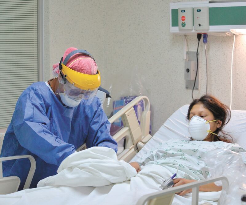 Los trabajadores que atienden a personas enfermas de Covid-19 se encuentran en condiciones de vulnerabilidad emocional y laboral, con sufrimiento físico y mental, señala un estudio elaborado por especialistas chinos. Foto: CUARTOSCURO 