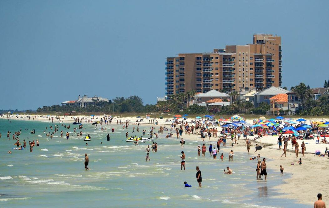 Las playas llenas y el Covid-19 en aumento en la reapertura de Florida