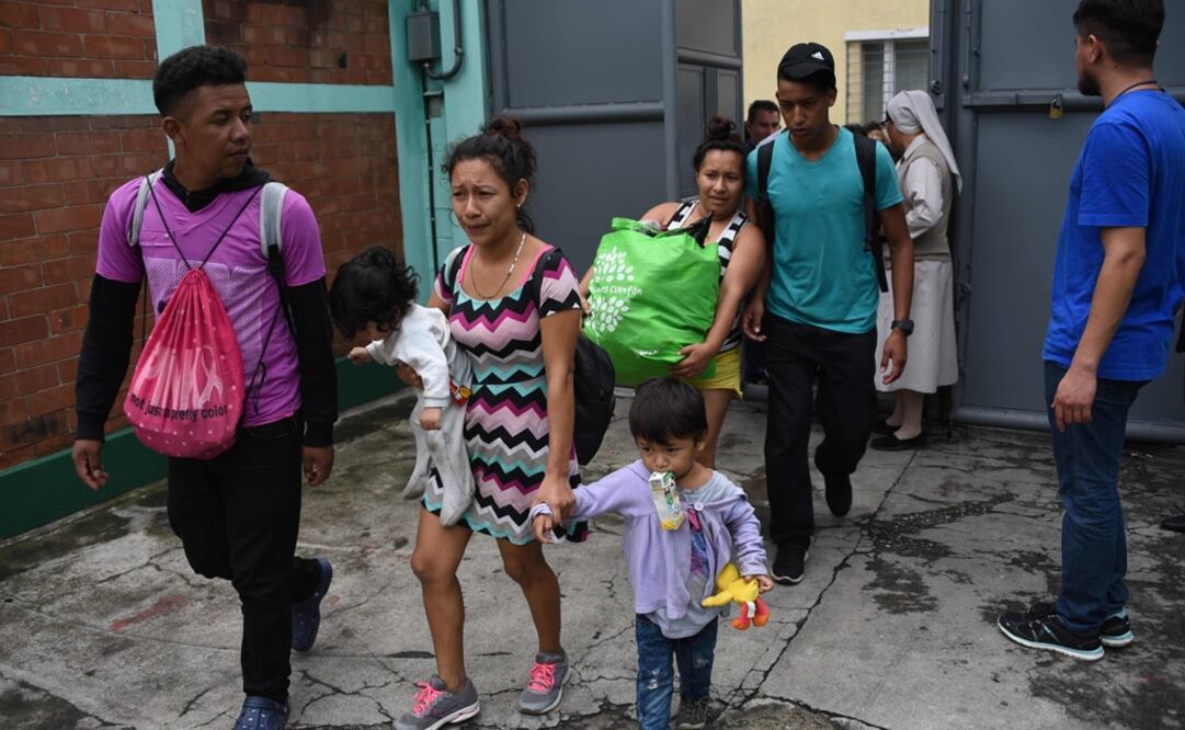 Se prevé que este tipo de historias se repitan a lo largo de este sábado, en tanto la caravana continúa varada en el Puente Internacional. (Foto: AFP)
