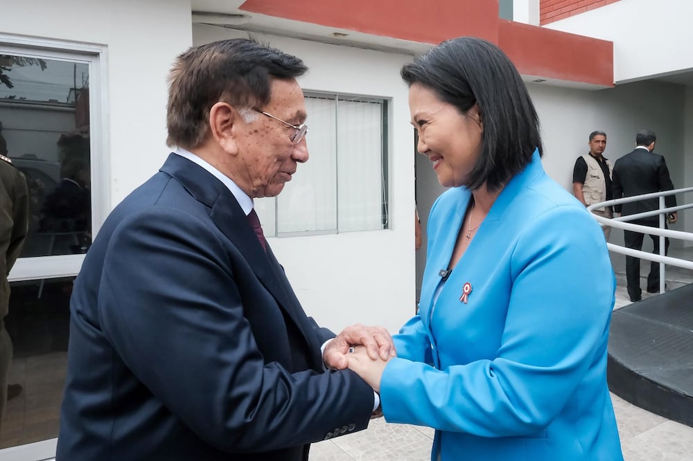 La presidenta electa de Perú, Keiko Fujimori, con el mandatario interino saliente, José María Balcázar, en Lima. FOTO: EFE