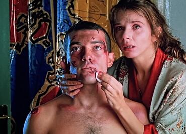 ¿Qué ver?: “Átame”, una historia ¿de amor?, al estilo Almodóvar