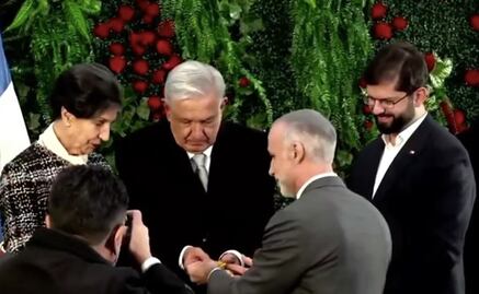 AMLO condecora con la Orden Mexicana del Águila Azteca a Isabel Allende, hija de Salvador Allende