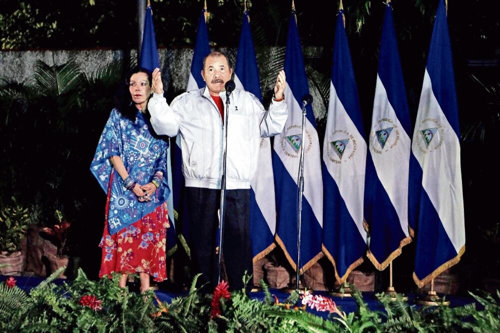 Daniel Ortega, mandatario y candidato a la presidencia de Nicaragua, con su esposa Rosario Murillo, aspirante a la vicepresidencia, ayer en Managua (OSWALDO RIVAS. REUTERS)