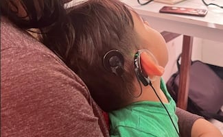 Menor de 2 años recupera capacidad auditiva tras implante coclear; es la primera operación de su tipo en un hospital del IMSS del norte del país