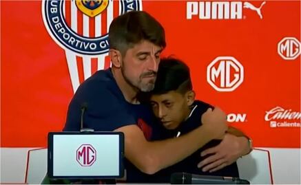 Veljko Paunovic tiene noble gesto con un niño en plena conferencia de prensa