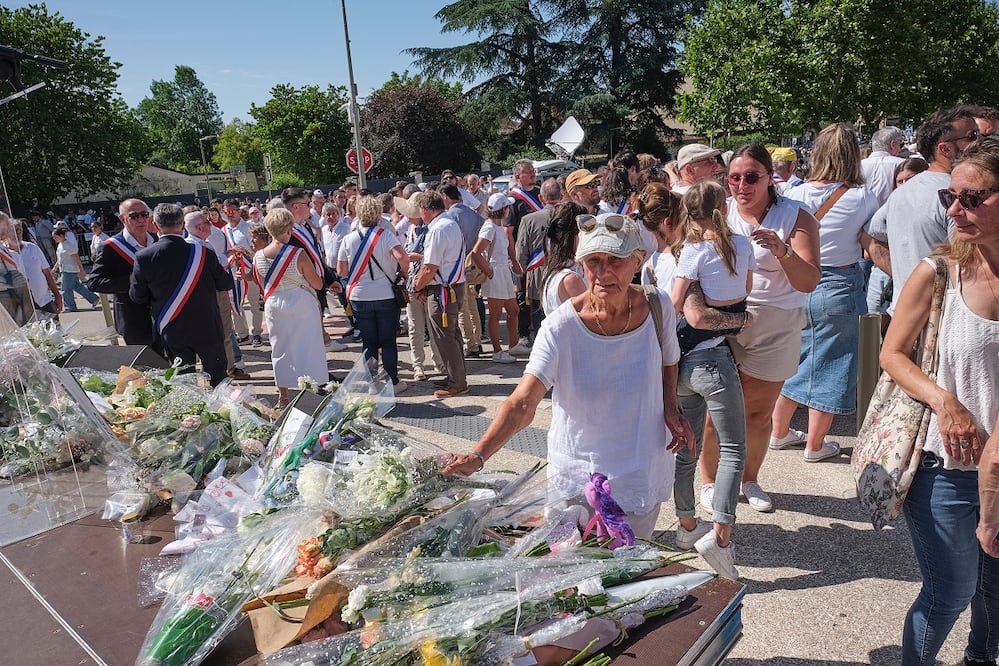 Manifestantes se acercan al memorial improvisado para Lyhanna, la menor asesinada en Francia, durante una protesta en Fleurance. FOTO: EFE
