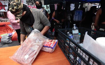 Feministas entregan despensas y bordados de protesta en la CNDH