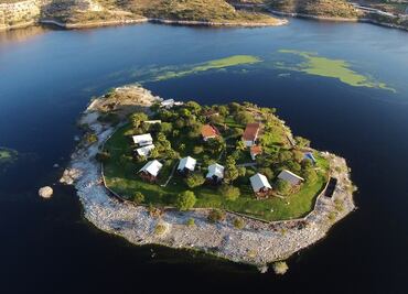 Duerme en esta isla por mil 100 pesos