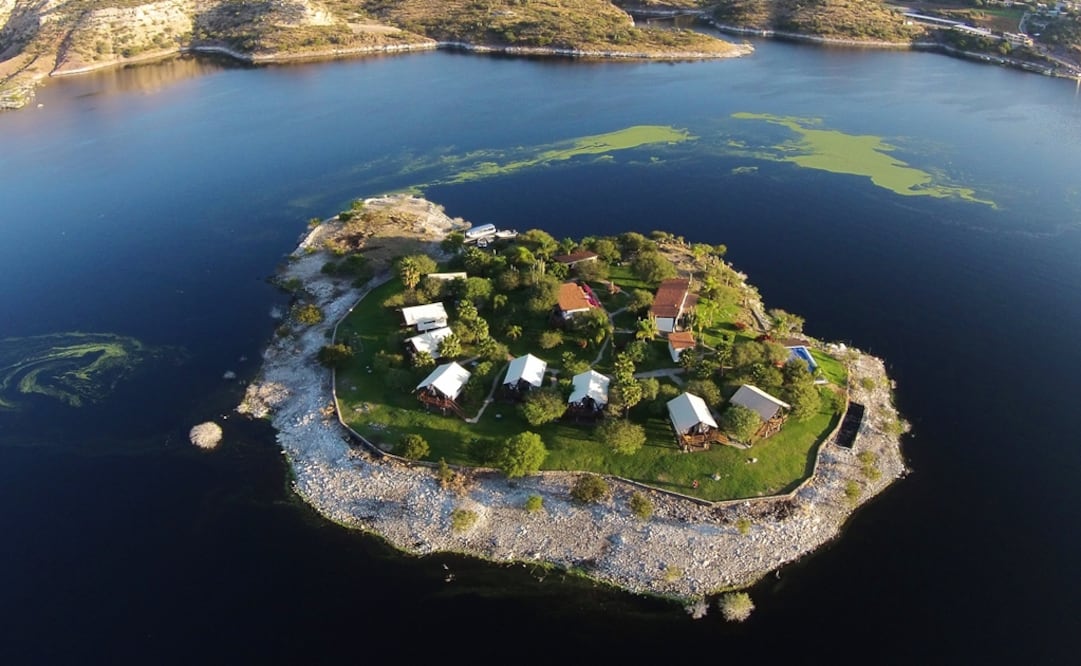 El campamento Isla Tzibanzá se localiza en medio de la presa Zimapán, Querétaro. (Foto: Ricorda Films)