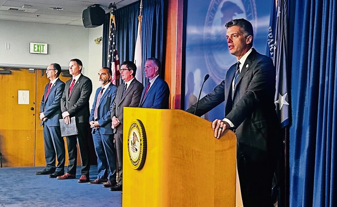 El fiscal para el Distrito Sur de California, Adam Gordon, dio a conocer los primeros cargos por narcoterrorismo contra integrantes del Cártel de Sinaloa. Foto: Especial