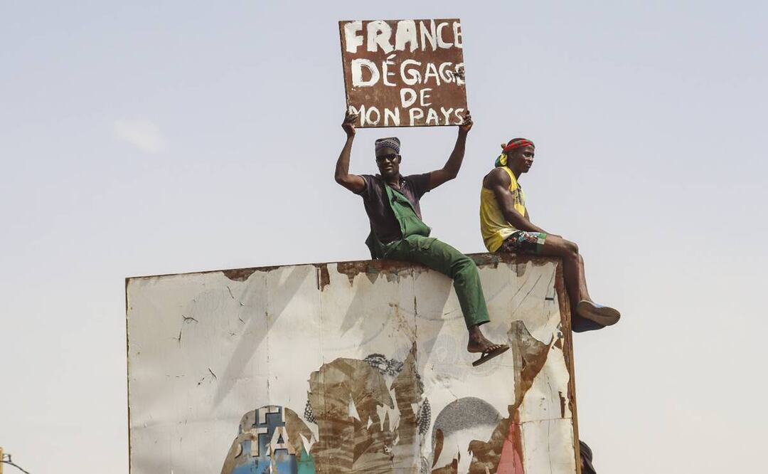 Miles de personas se manifestaron este viernes en Niamey para expresar su respaldo a la junta militar que gobierna Níger desde el golpe de Estado del pasado 26 de junio y exigir la retirada inmediata de las tropas francesas del país. Foto: EFE