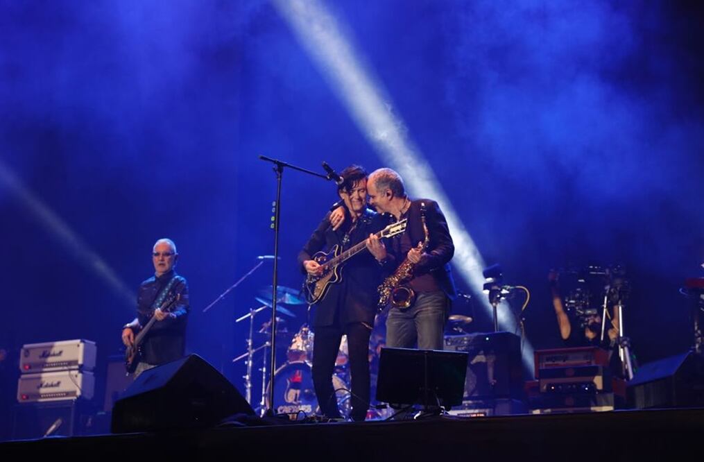 Luces de miles de celulares marcaron el inicio del sueño largamente acariciado por Caifanes, tocar en el Zócalo de la Ciudad de México. 