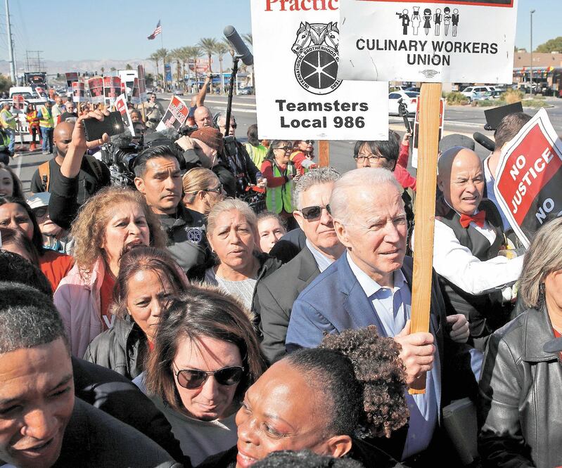 El precandidato demócrata, Joe Biden, durante una manifestación el pasado 19 de febrero, en Las Vegas. Tara Reade, de 56 años, lo acusa de haberla agredido sexualmente en agosto de 1993. PATRICK SEMANSKY. AP