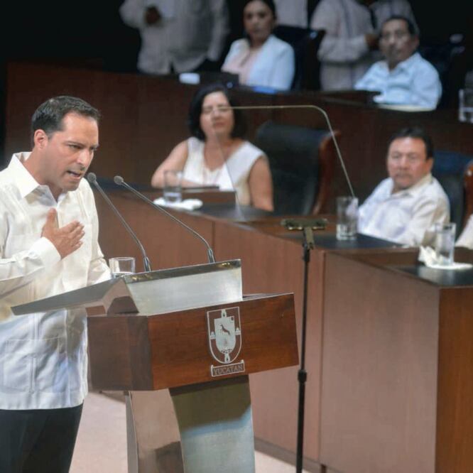 En el Teatro Peón Contreras, Mauricio Vila Dosal dijo que el estado cuenta con riqueza cultural y turística, que se explotará al máximo, y anunció un instituto para la atención de personas con discapacidad. (CUAUHTÉMOC MORENO. EL UNIVERSAL)