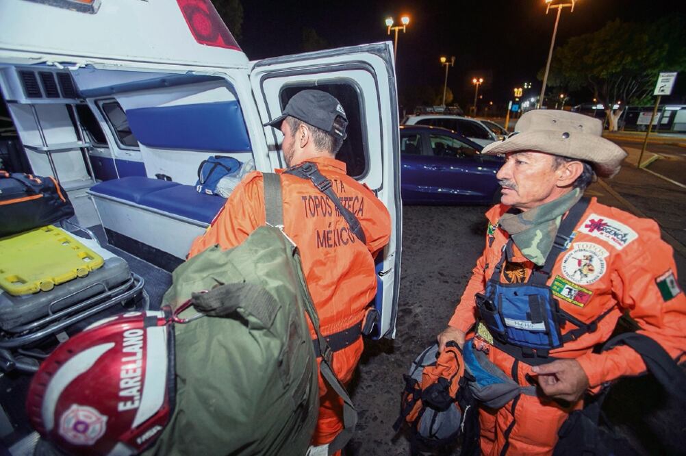 Elementos de la brigada Topos de Querétaro que van a ayudar a Guatemala (DEMIÁN CHÁVEZ. EL UNIVERSAL)